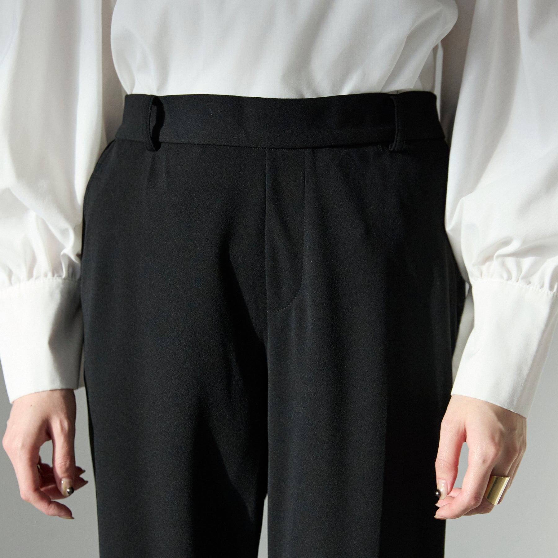 'ご機嫌'パールスリットブラウスセットアップ