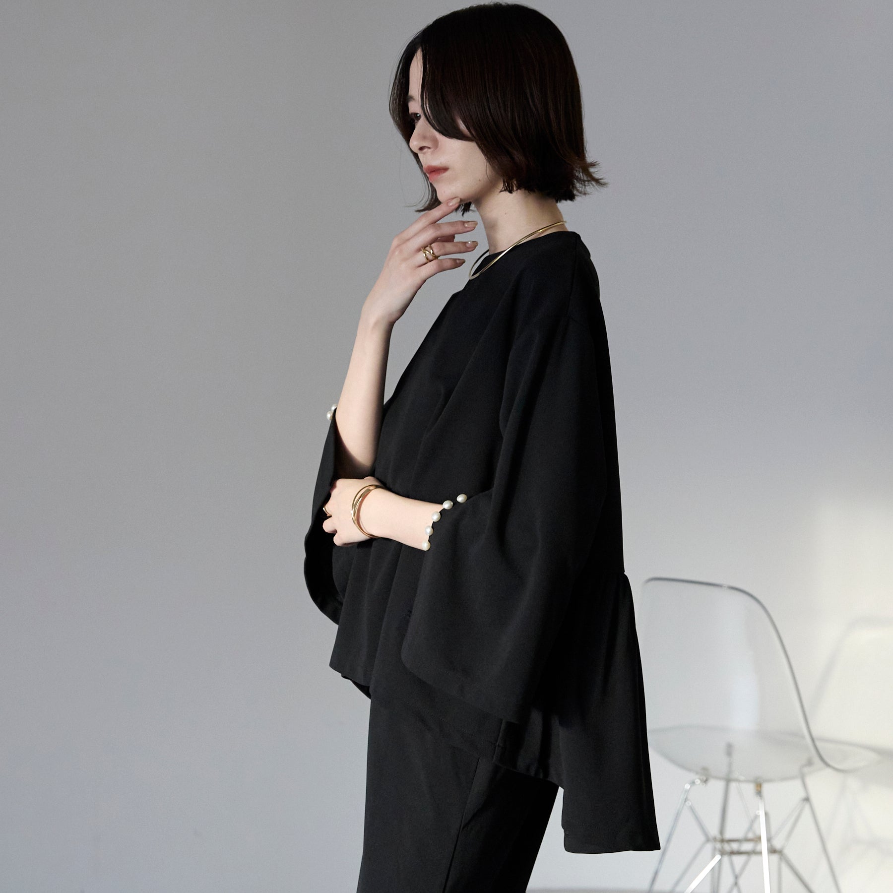 'ご機嫌'パールスリットブラウスセットアップ