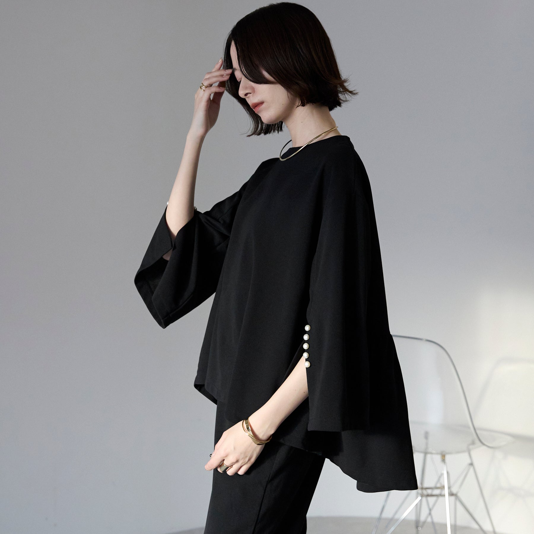 'ご機嫌'パールスリットブラウスセットアップ