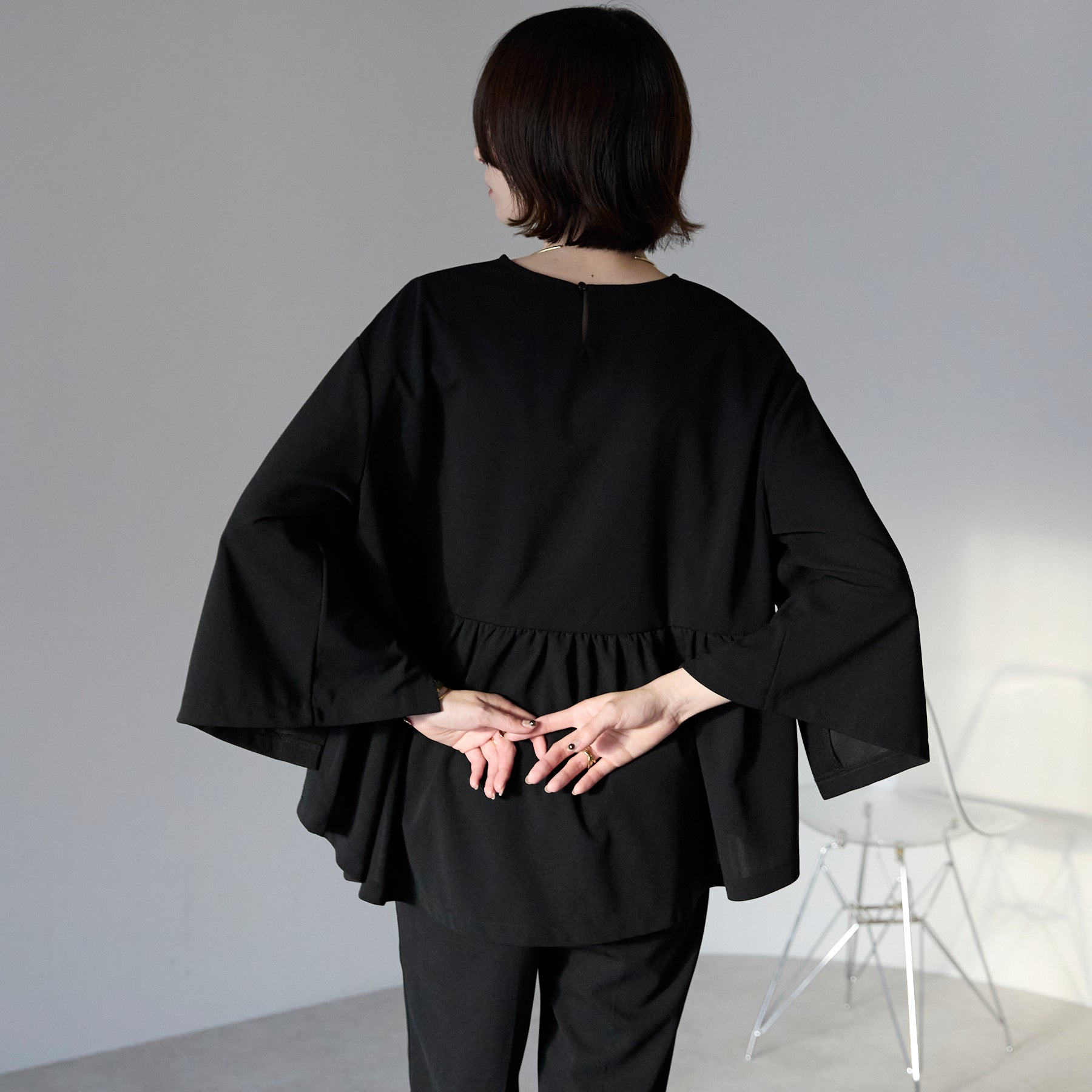 'ご機嫌'パールスリットブラウスセットアップ