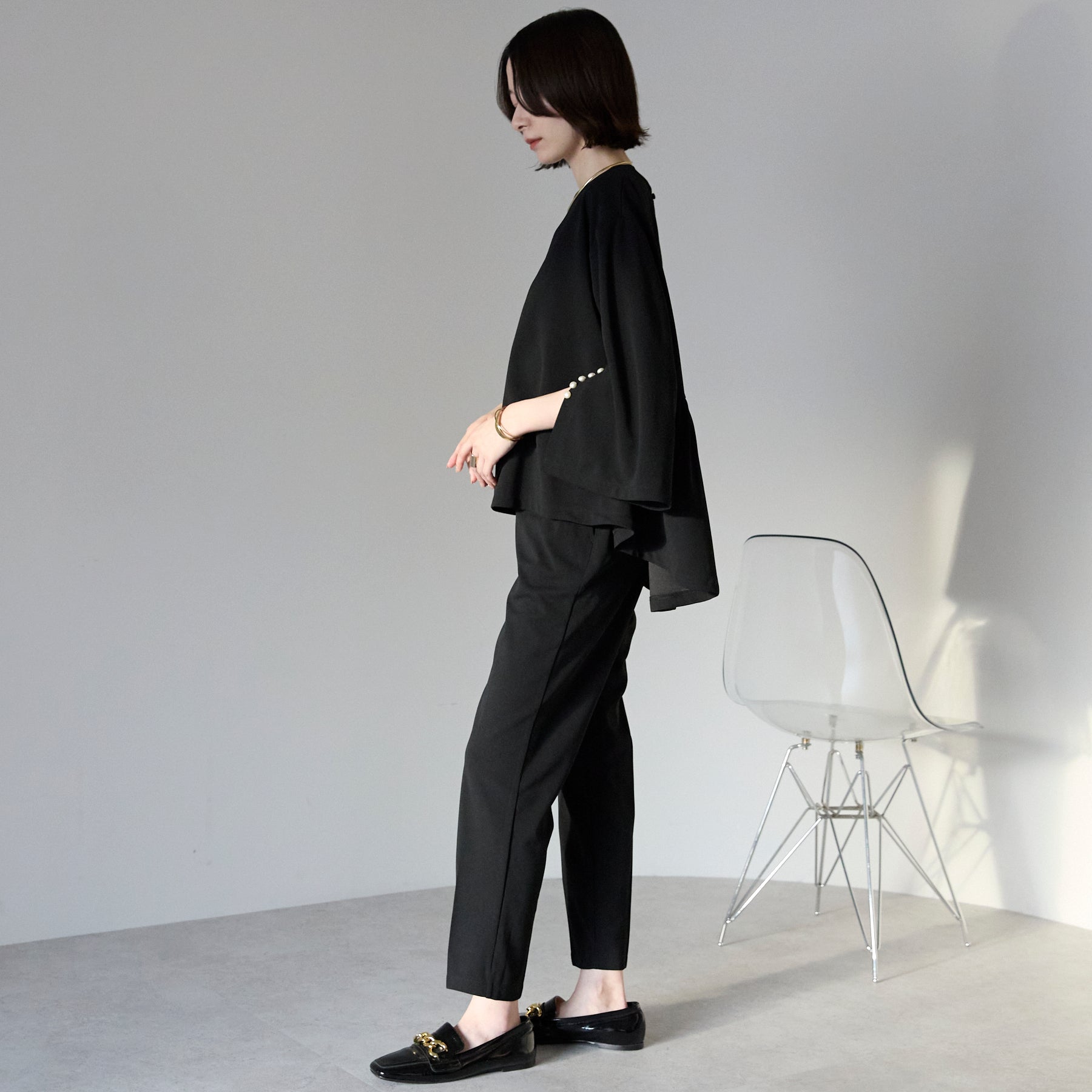 'ご機嫌'パールスリットブラウスセットアップ