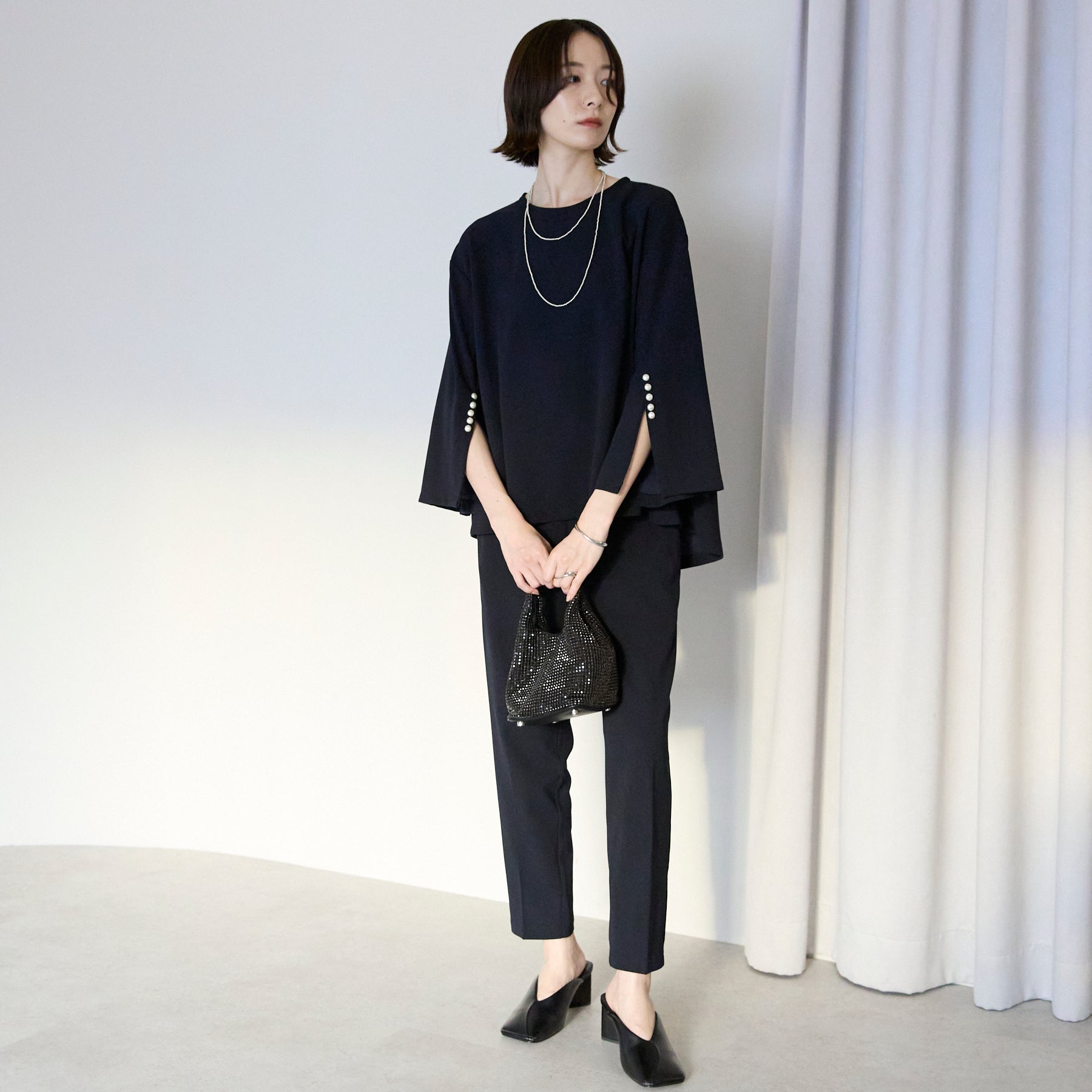 'ご機嫌'パールスリットブラウスセットアップ