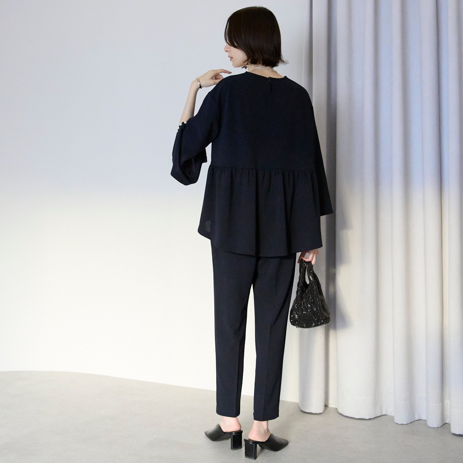 'ご機嫌'パールスリットブラウスセットアップ