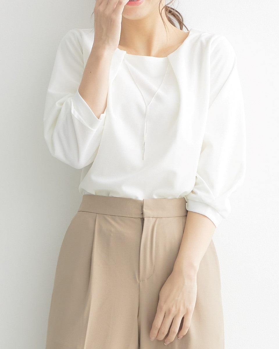 アクセサリー付きタックブラウス