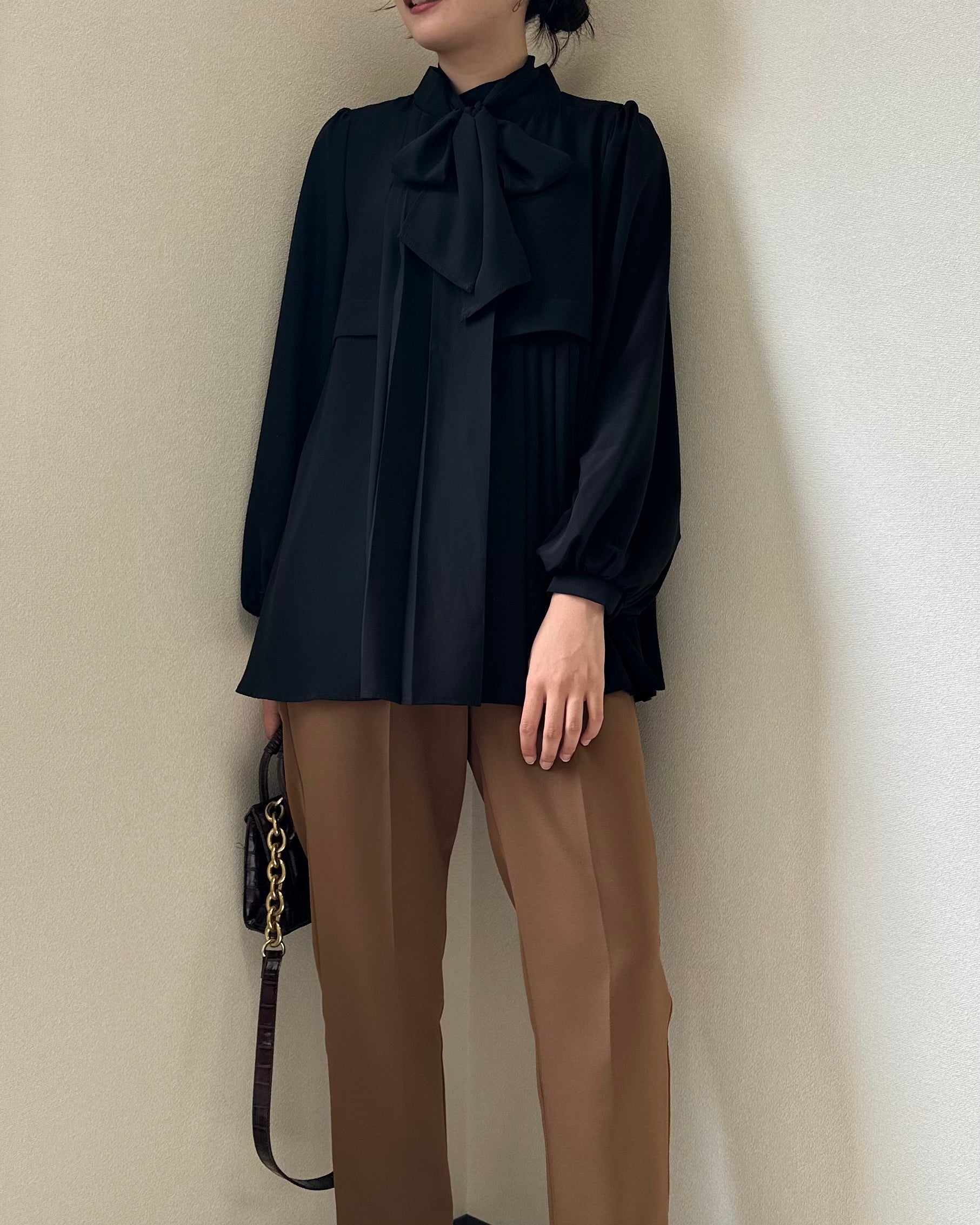 Beauty Fit タイ付プリーツブラウス