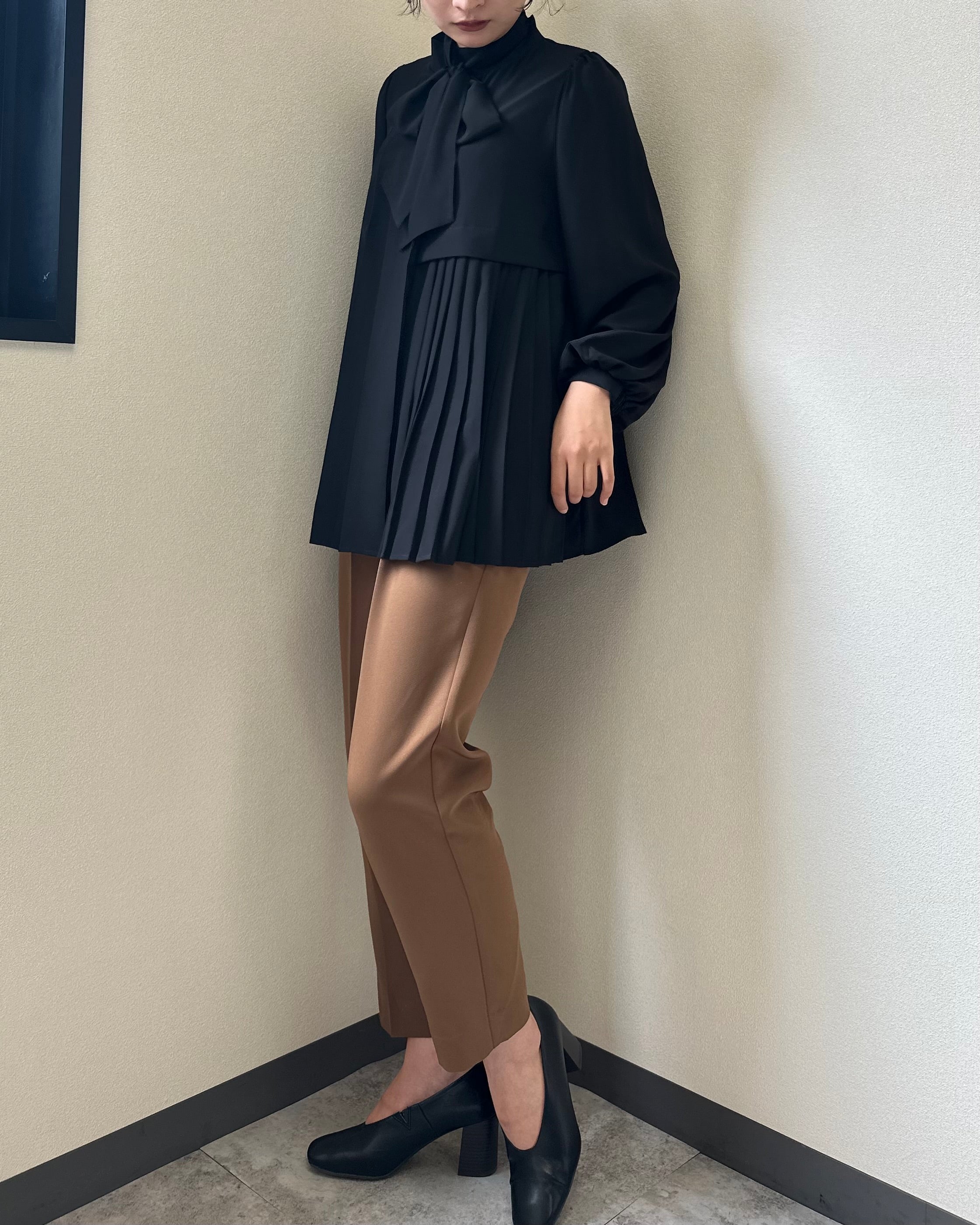 Beauty Fit タイ付プリーツブラウス