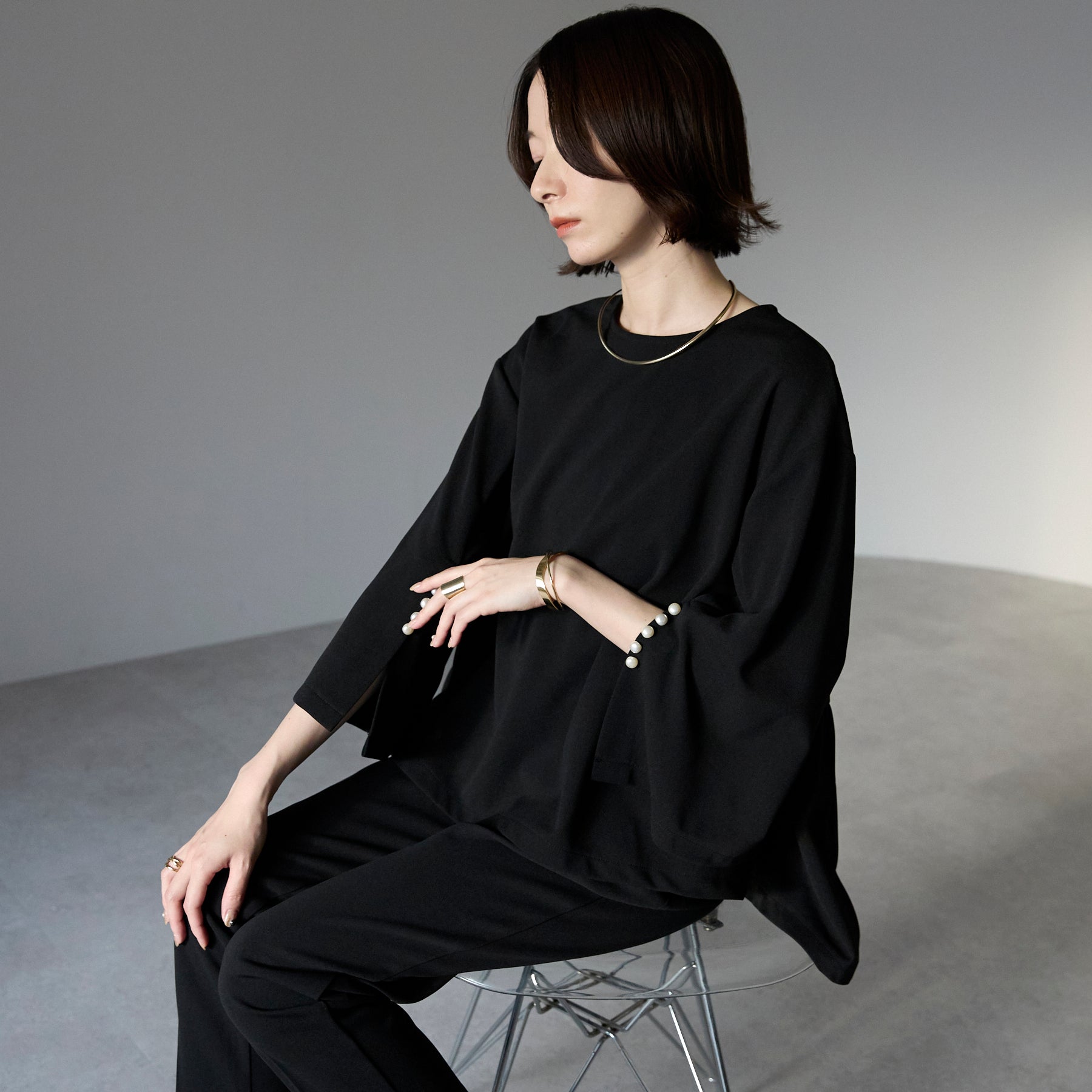 'ご機嫌'パールスリットブラウスセットアップ