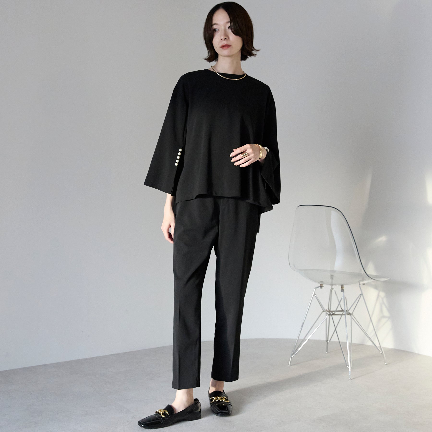 'ご機嫌'パールスリットブラウスセットアップ