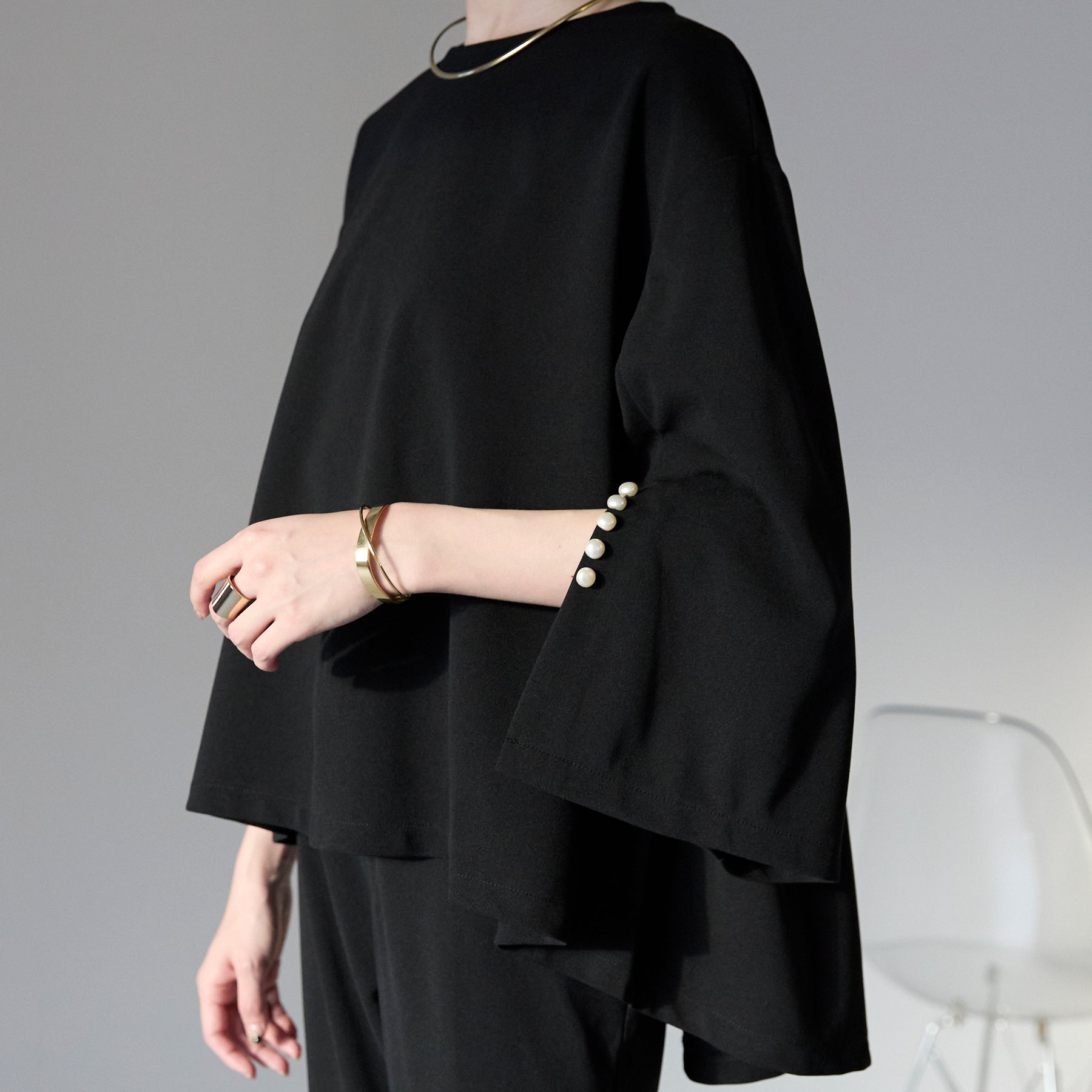 'ご機嫌'パールスリットブラウスセットアップ