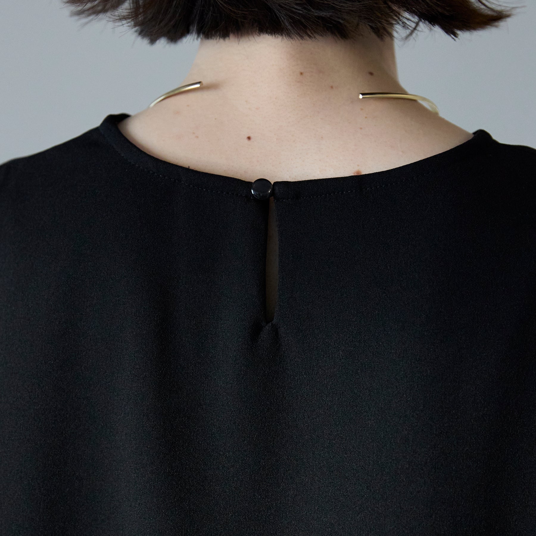 'ご機嫌'パールスリットブラウスセットアップ