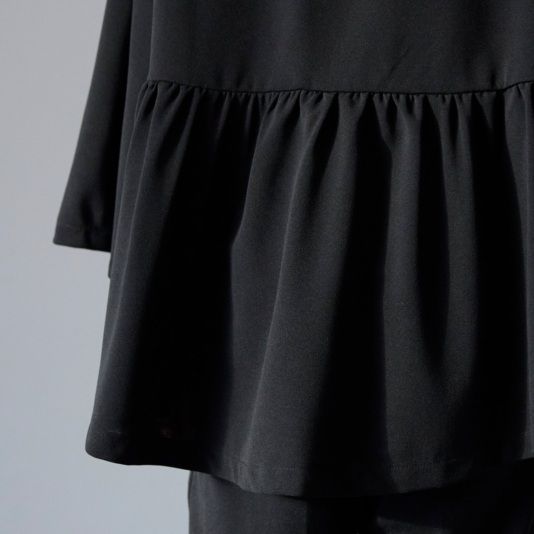 'ご機嫌'パールスリットブラウスセットアップ