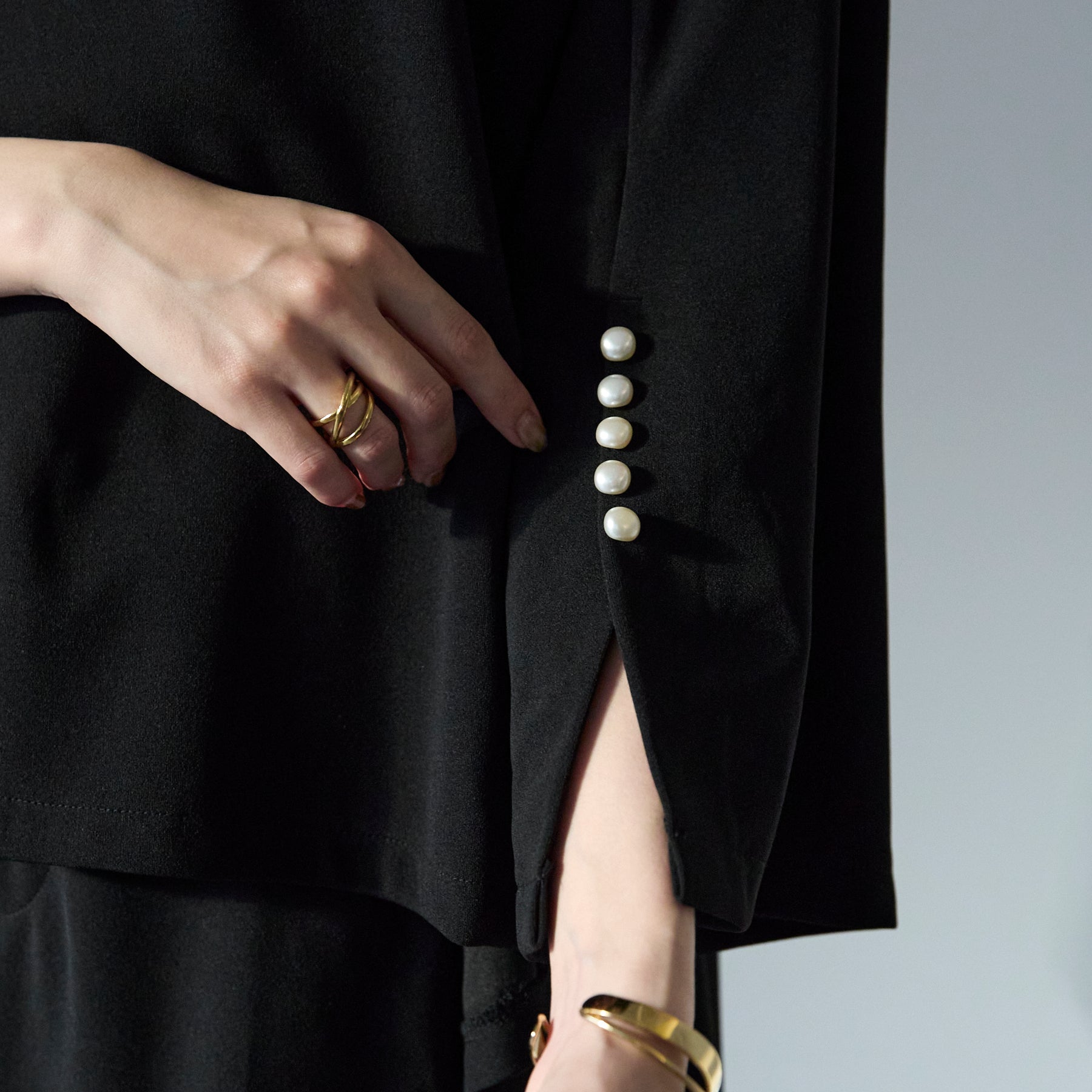 'ご機嫌'パールスリットブラウスセットアップ