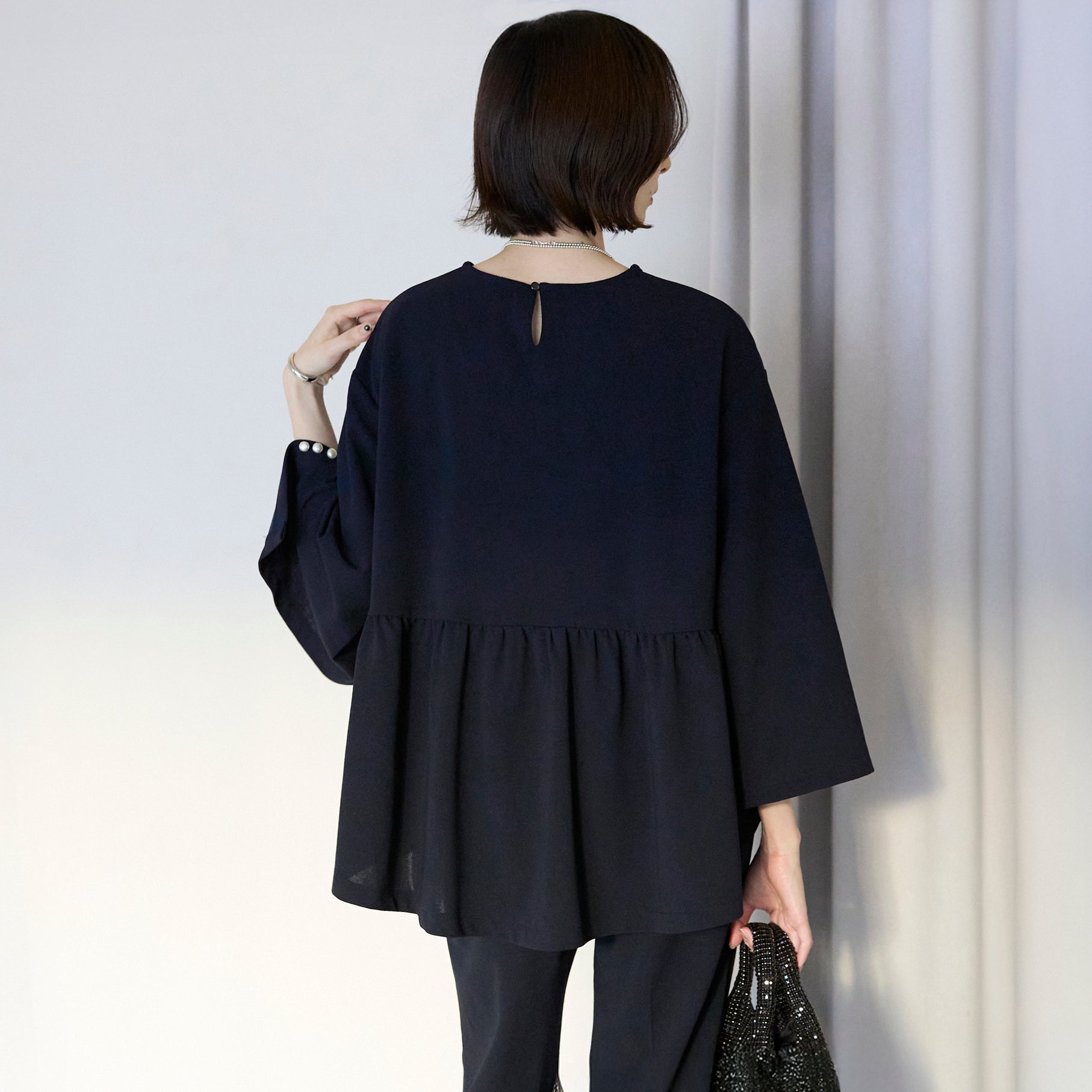 'ご機嫌'パールスリットブラウスセットアップ