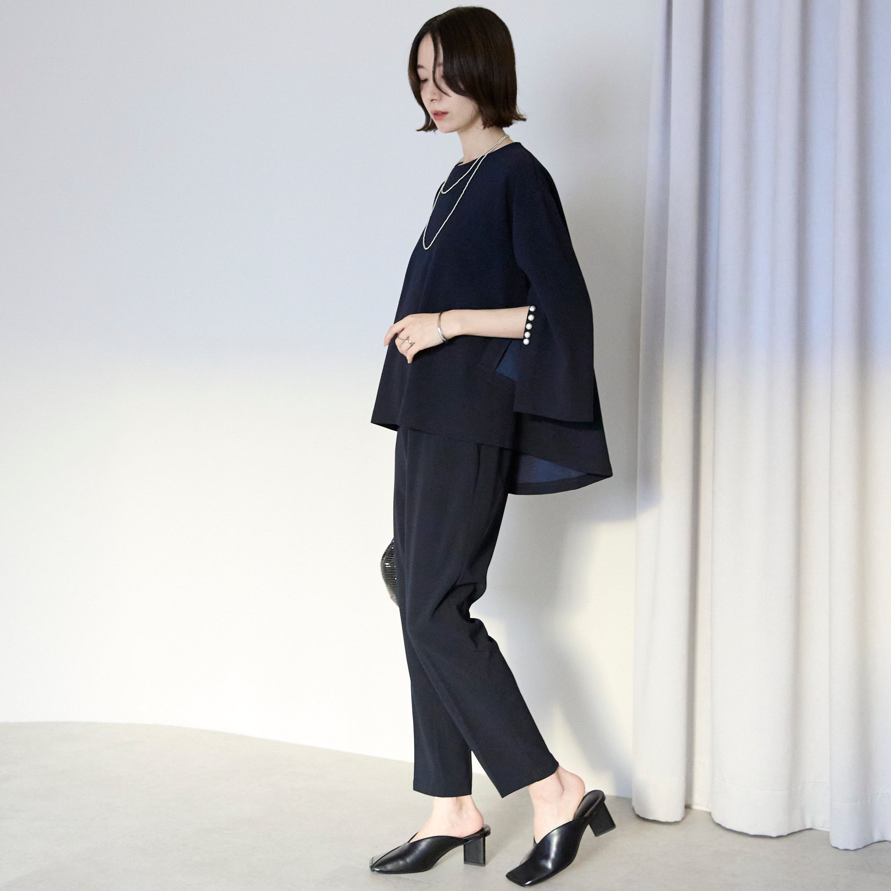 'ご機嫌'パールスリットブラウスセットアップ